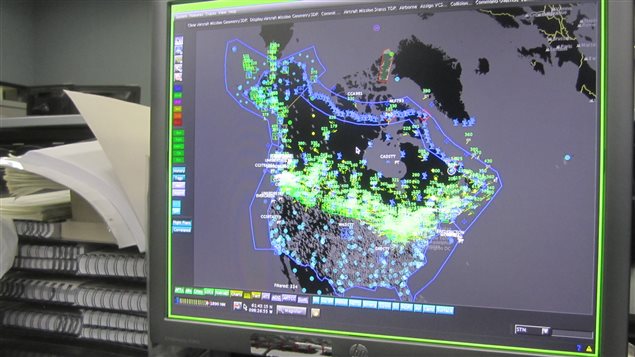 Des écrans du genre, il y en a plusieurs pour surveiller quelque 220 000 vols d'avions en Amérique du Nord chaque année. Des écrans du genre, il y en a plusieurs pour surveiller quelque 220 000 vols d'avions en Amérique du Nord chaque année.