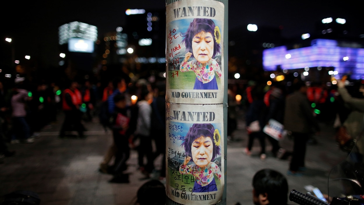 Des affiches se moquant de la présidente sud-coréenne Park Geun-hye Des affiches se moquant de la présidente sud-coréenne Park Geun-hye