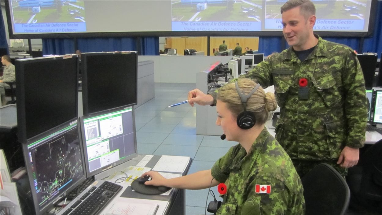 Une militaire observe son écran d'ordinateur. Une militaire observe son écran d'ordinateur.
