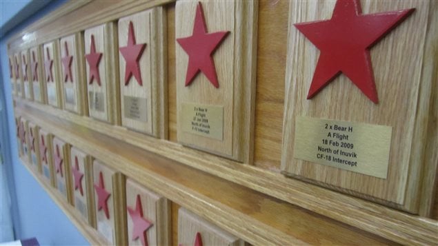 Un mur de plaques commémoratives. Un mur de plaques commémoratives.