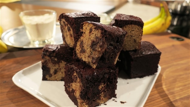 Dessert entre le brownies et le biscuit, fait de bananes et de pépites de chocolat.