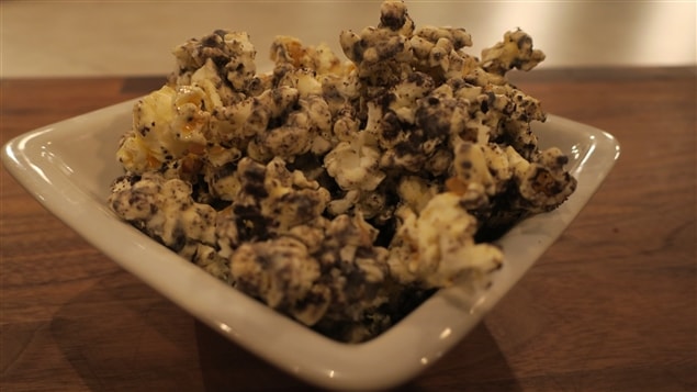 Popcorn recouvert de chocolat blanc et de brisures de biscuits Oreo