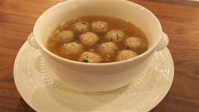 Des boulettes de viande dans le bouillon Des boulettes de viande dans le bouillon