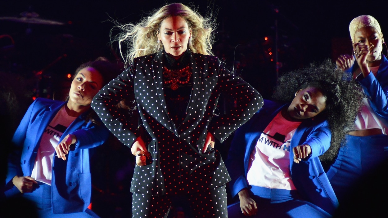 La chanteuse Beyoncé adopte la « posture de pouvoir » vantée par Amy Cuddy. La chanteuse Beyoncé adopte la « posture de pouvoir » vantée par Amy Cuddy.