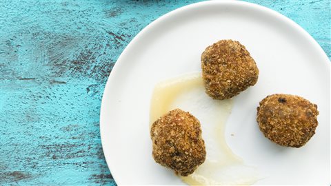 Cromesquis de boudin aux oignons caramélisés et beurre de poire