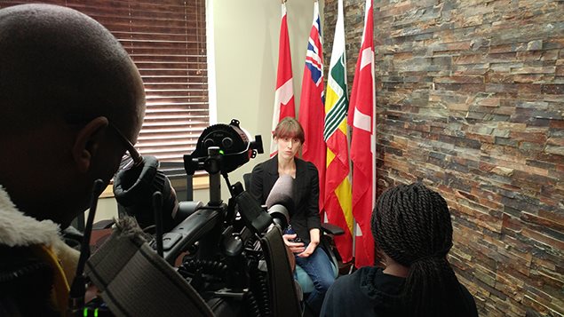 Pendant le tournage d'Océane, participante de Jeun'Info Manitoba