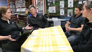 L'animatrice Carla Oliveira s'entretient avec des résidents de Saint-Lazare au Manitoba.
